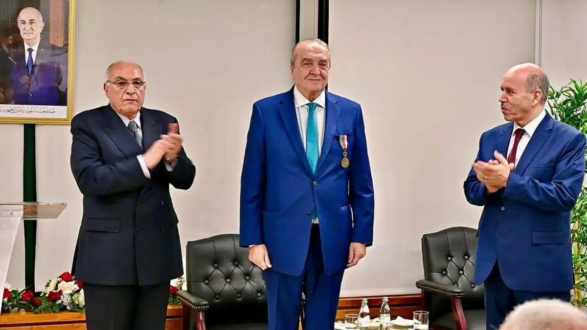 Vidéo. Tebboune décerne l’Ordre du mérite national à Amar Bendjama