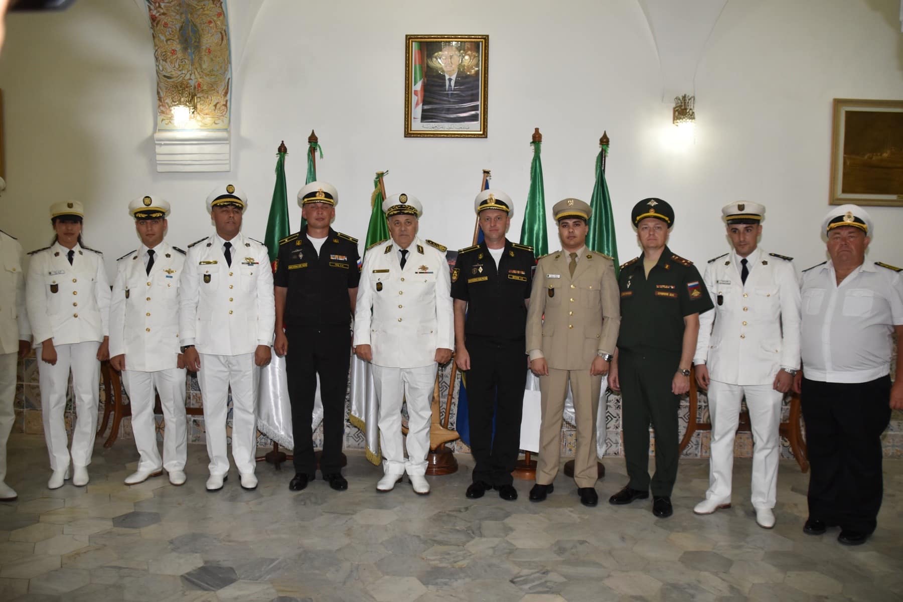 Un sous-marin et un remorqueur maritime de sauvetage russes au port d’Alger