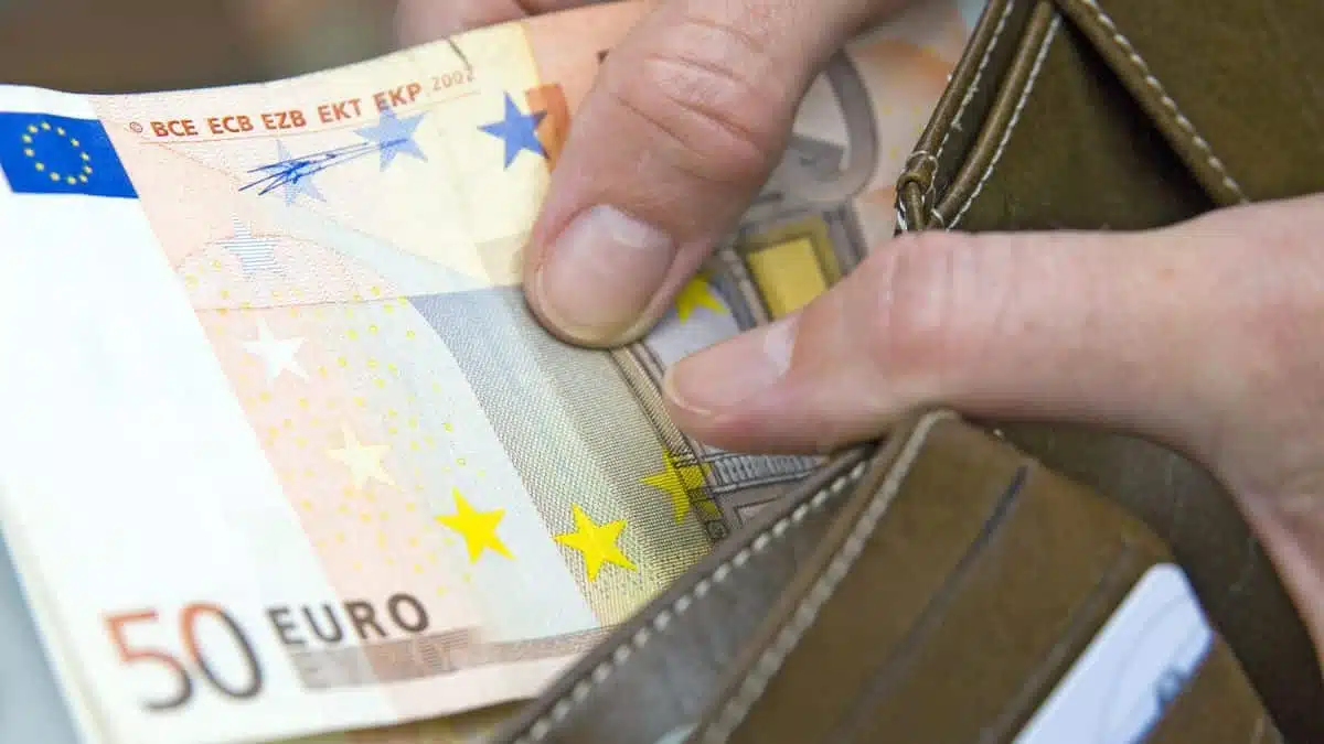 L’euro pulvérise un nouveau record et dépasse les 270 dinars algériens