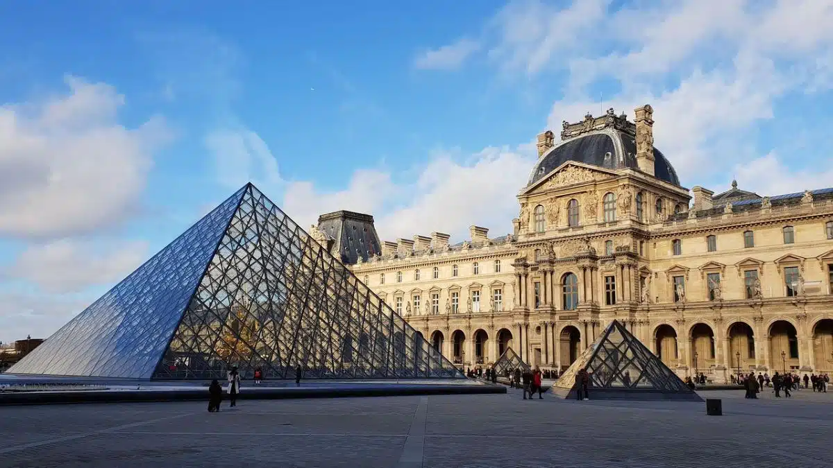 Casse du Louvre : un suspect arrêté juste avant de s&rsquo;envoler pour l&rsquo;Algérie