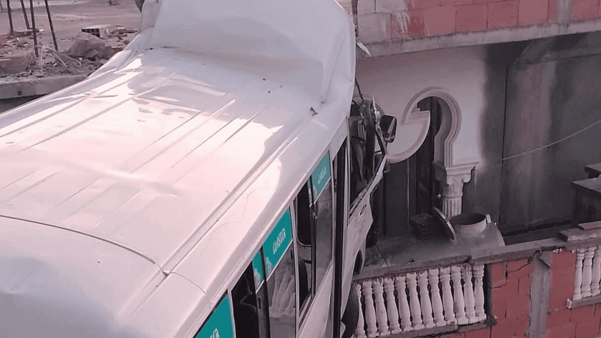 Algérie : un bus dérape et s’encastre dans une maison (Photos)
