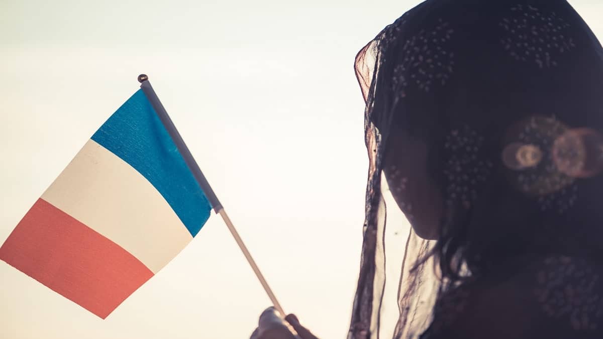 « Allez en Algérie ! » : le dérapage de Chalençon sur les femmes voilées