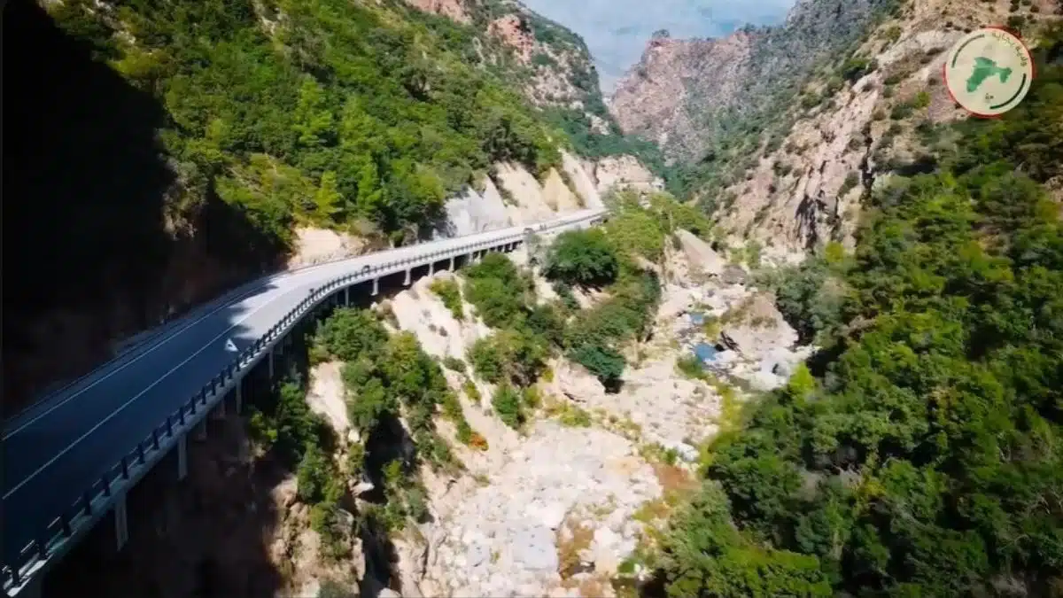 Vidéo. La route légendaire des gorges de Kherrata vue du ciel