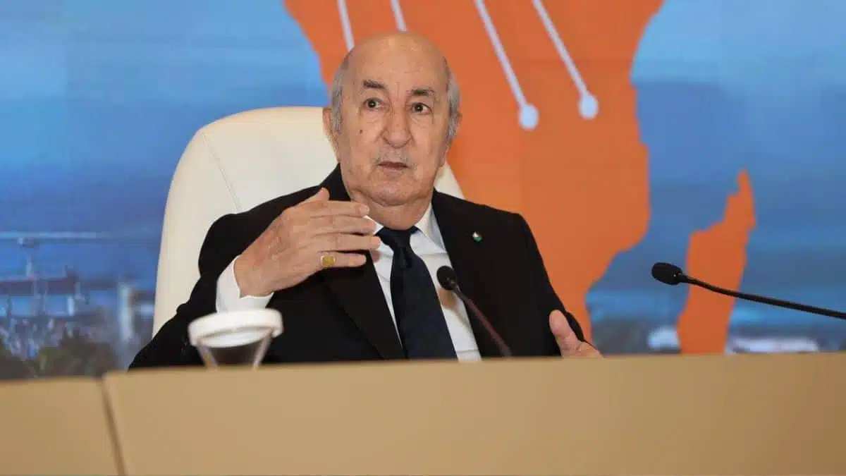 Tebboune reporte la révision « technique » de la Constitution