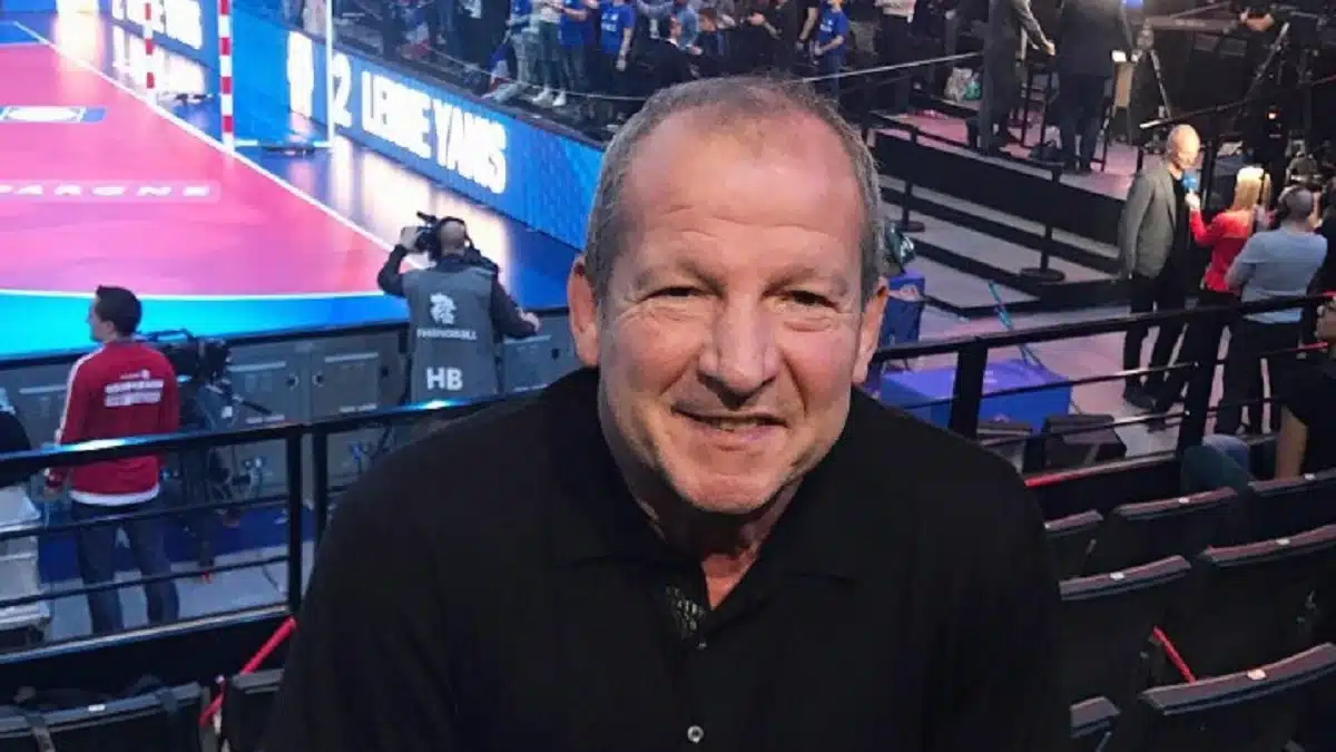 Rolland Courbis : l&rsquo;hommage retentissant des supporters de l&rsquo;USM Alger