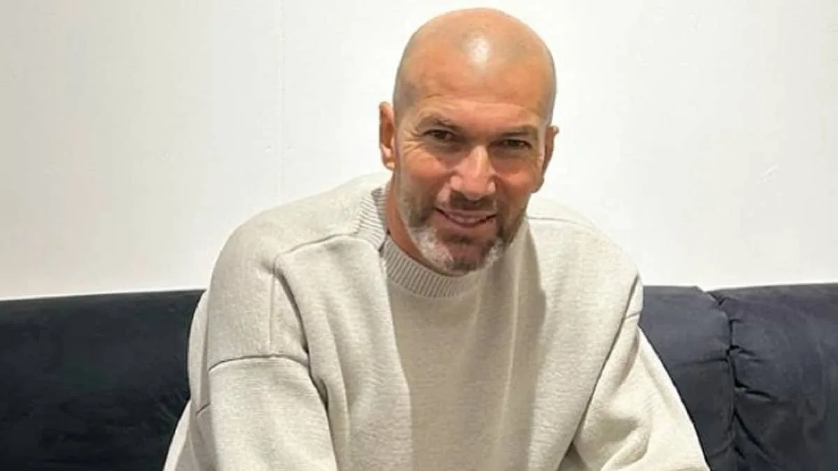 Zinédine Zidane assailli par les fans dans les rues de Paris