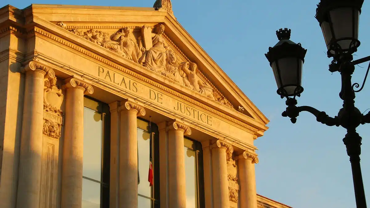 Titre de séjour en France : un refus non motivé peut-il être contesté ?