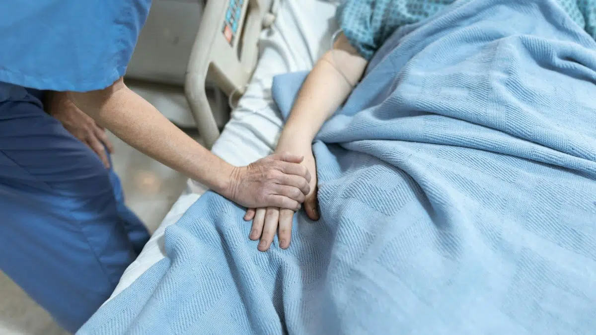 Algérie : le combat déchirant de Manar, 22 ans, pour simplement respirer