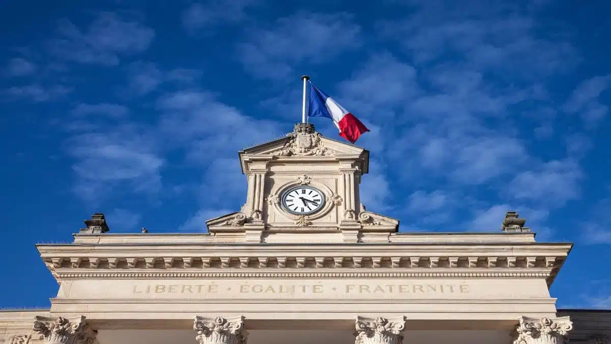 Titre de séjour en France : comment un Algérien a basculé dans la précarité