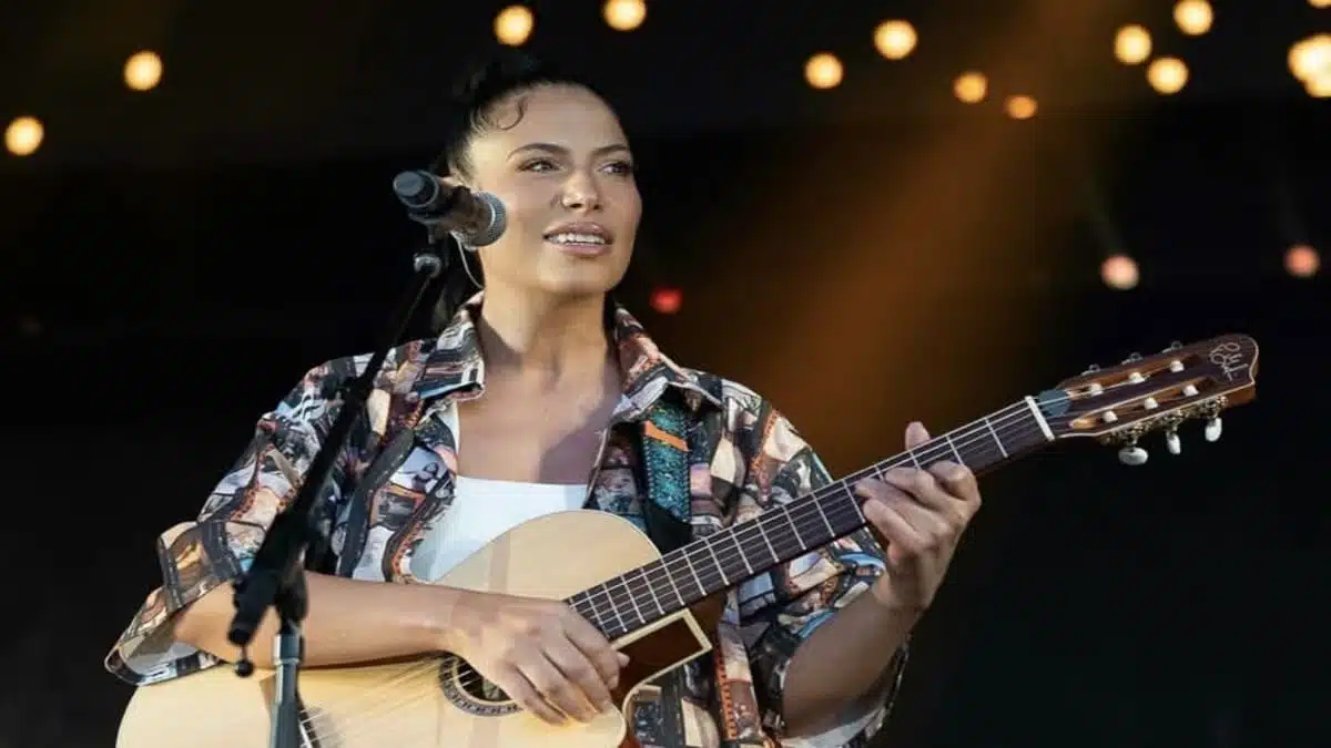 “Fais-la en français” : Zaho raconte une demande choc d’une radio française