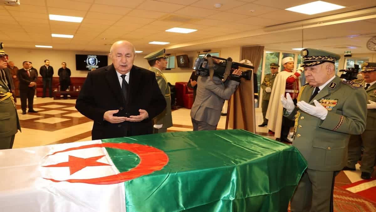 Tebboune se recueille devant la dépouille de Liamine Zeroual