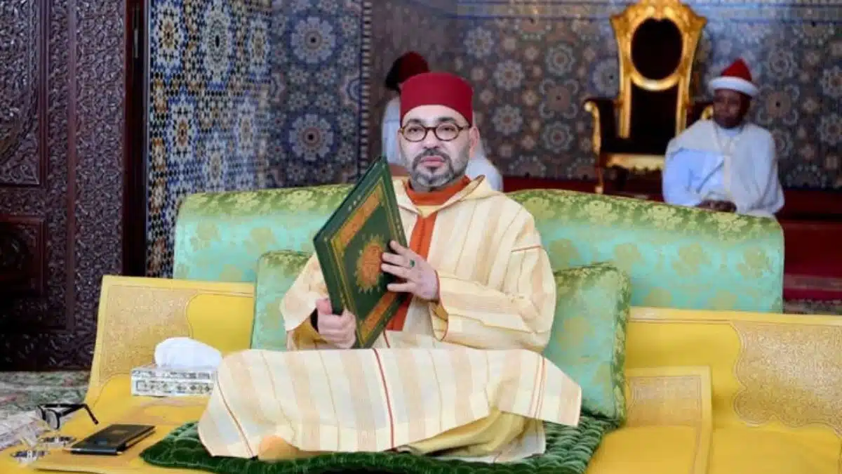 Mohammed VI réapparaît en public affaibli et le regard hagard