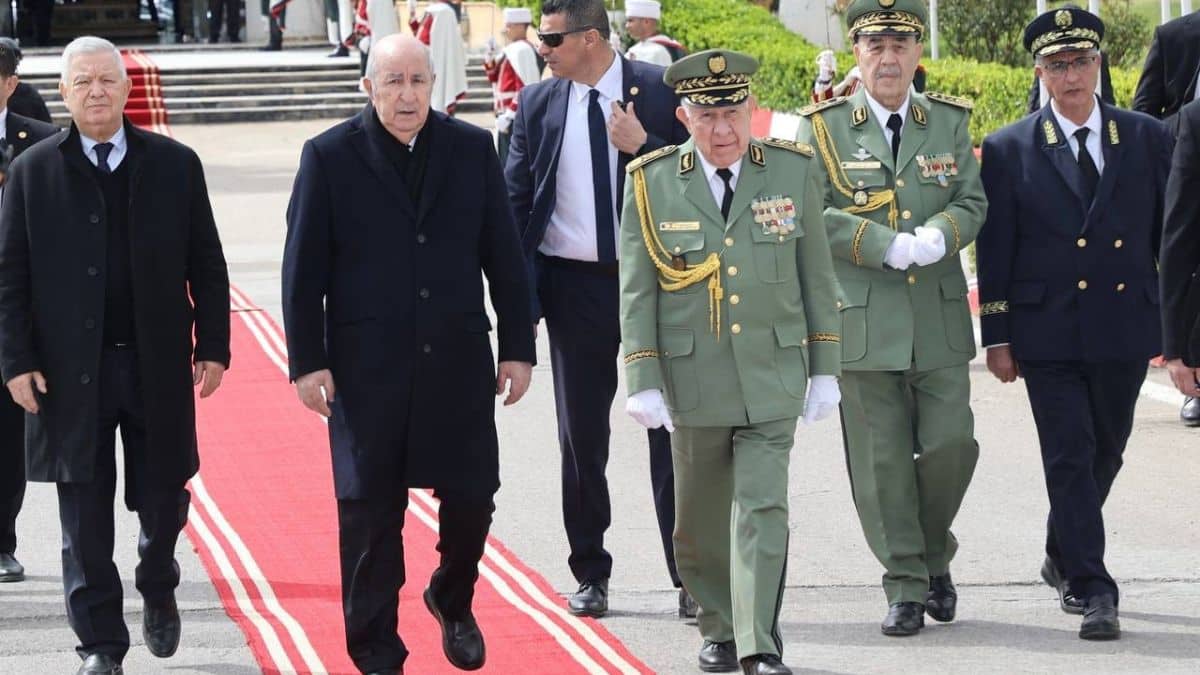 Tebboune préside les obsèques de Liamine Zeroual à Batna