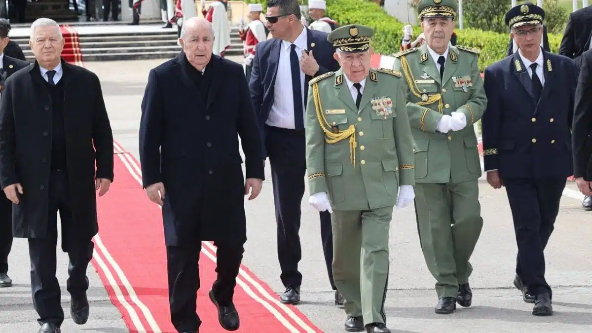 Tebboune préside les obsèques de Liamine Zeroual à Batna