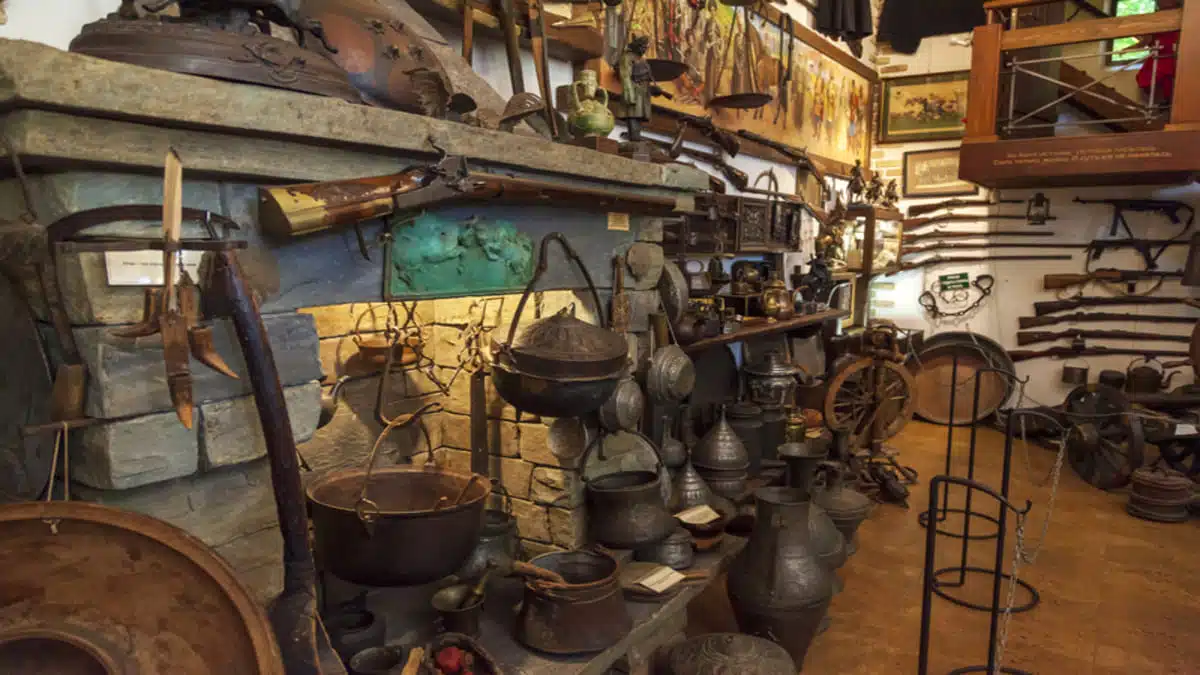 Une franco-algérienne traque les objets pillés pendant la colonisation pour les restituer à l’Algérie