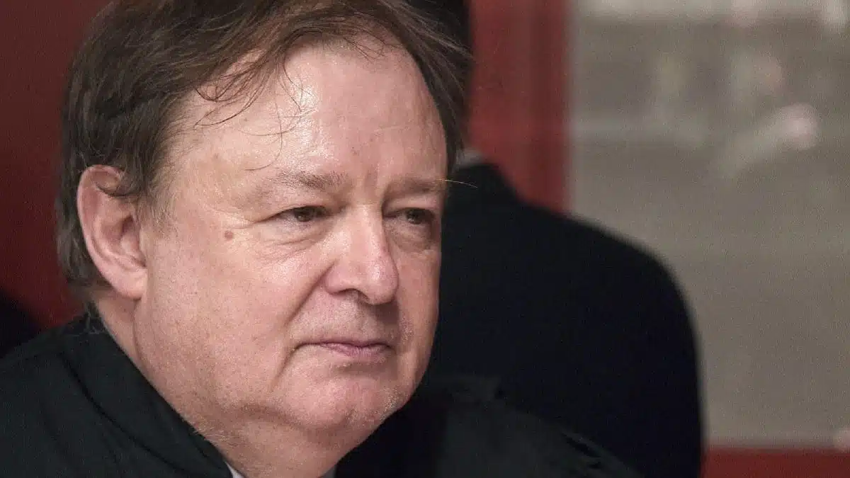 Pape en Algérie : Mignard décrypte une visite qui dérange en France