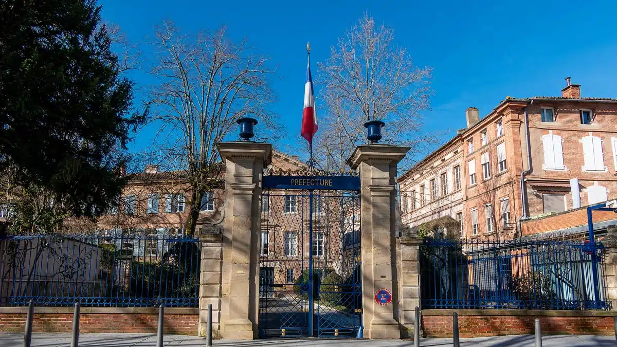 France : une Algérienne demande un titre de séjour, elle reçoit une OQTF