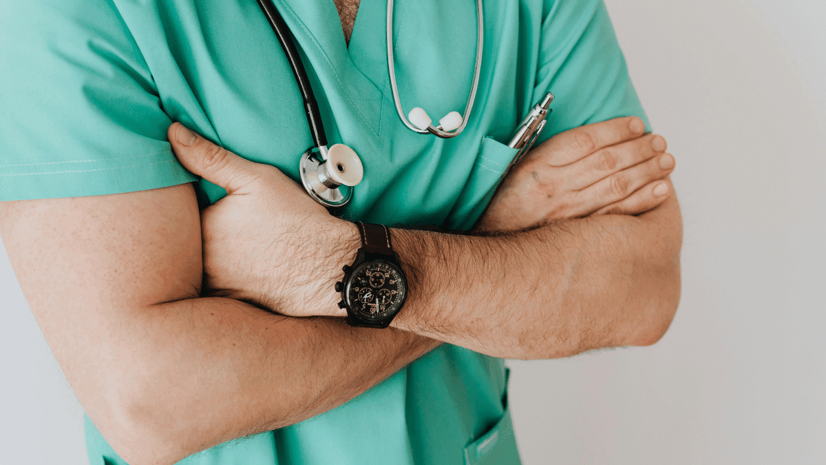 Médecins, enseignants… l’Algérie encadre strictement le cumul d&rsquo;activités public-privé