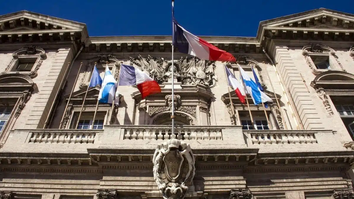 Vidéo. Titre de séjour : les Algériens sont-ils vraiment avantagés en France ?