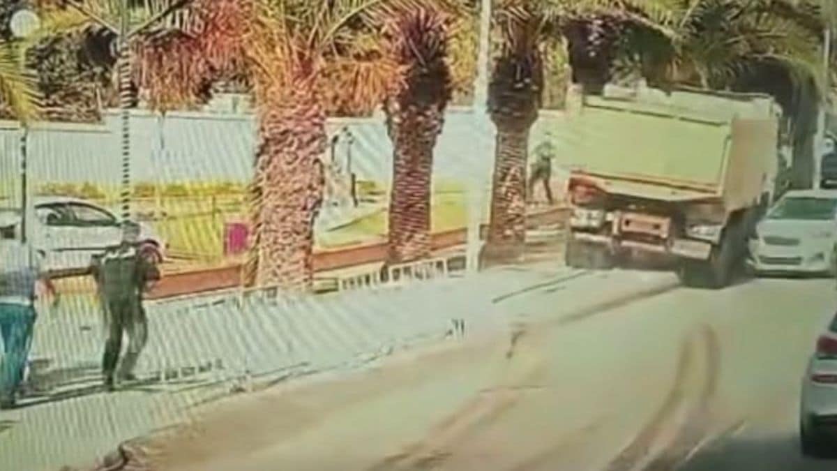 Vidéo. Alger : un camion fou monte sur le trottoir et fauche un piéton