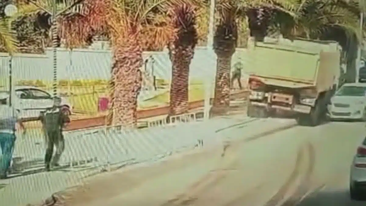 Vidéo. Alger : un camion fou fauche un piéton sur le trottoir