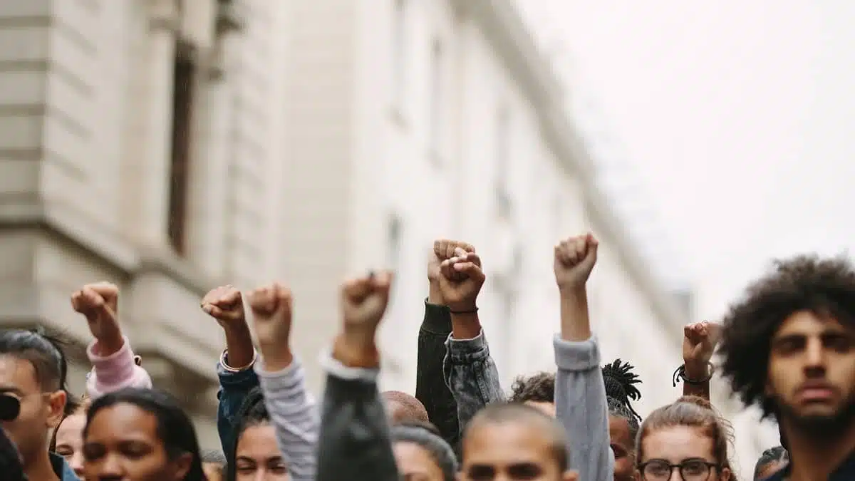 France : des partisans de Marine Le Pen appellent à envoyer « les Arabes à l’abattoir »