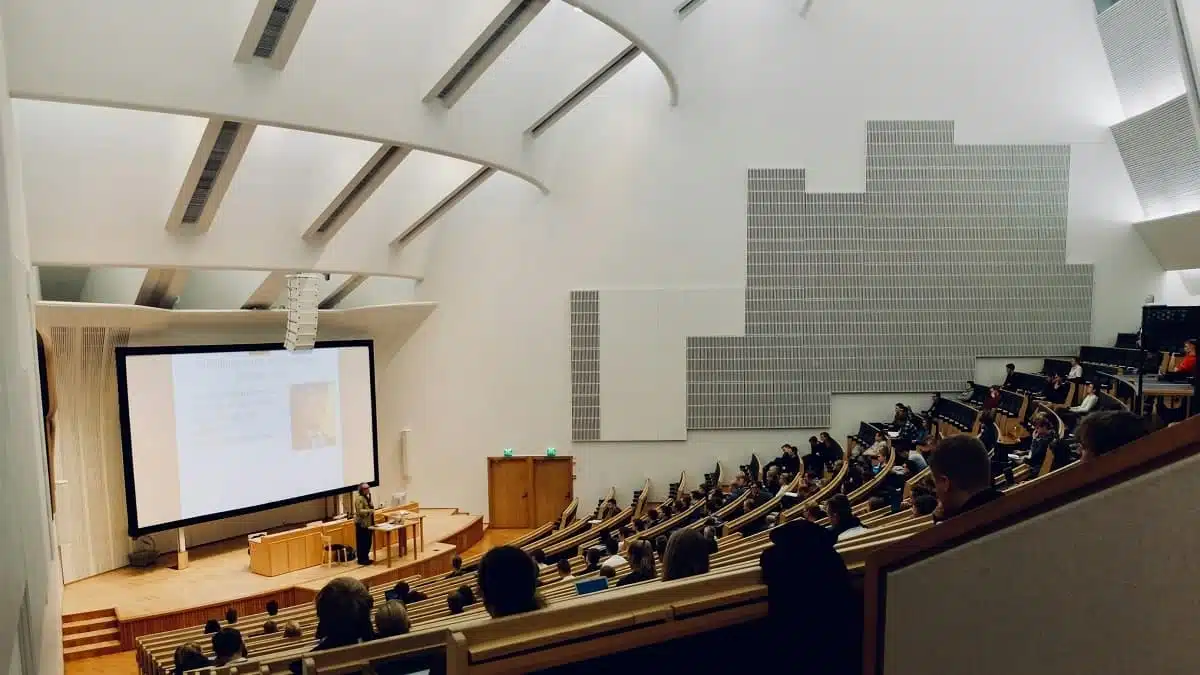 Les entreprises algériennes courtisent les étudiants à Paris
