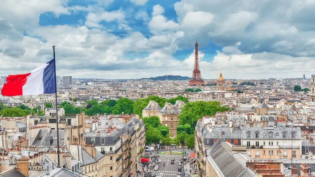 Canicule : la triste fin d’une Algérienne sous un toit de zinc à Paris
