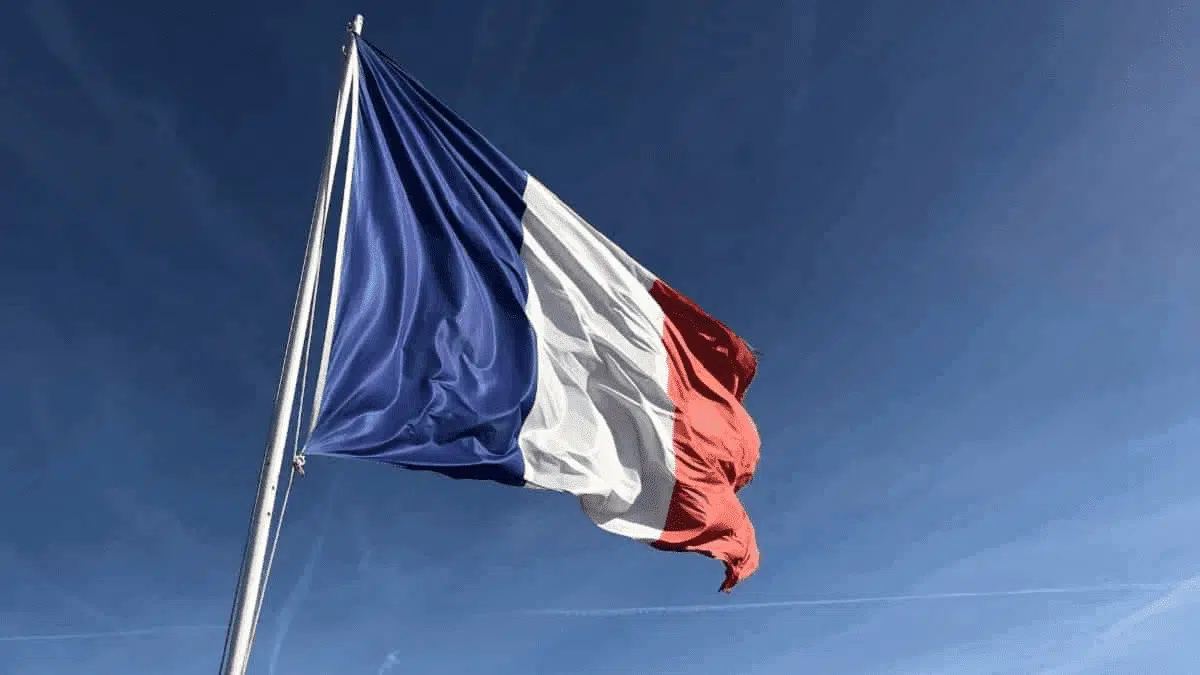 Titre de séjour en France : comment une mère algérienne a fait suspendre son « rejet implicite »