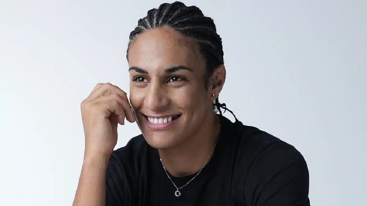Imane Khelif fait sensation au défilé Chanel à Paris
