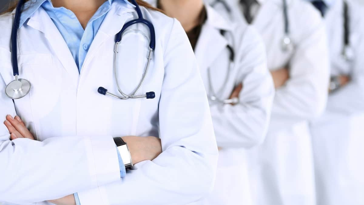 Tebboune aux médecins algériens de l’étranger : « Venez créer un hôpital de pointe »