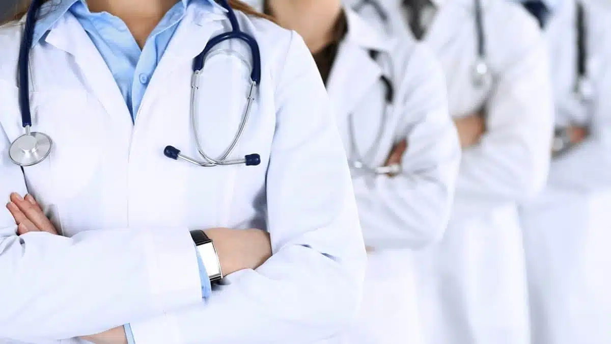 Tebboune aux médecins algériens de l’étranger : « Venez créer un hôpital de pointe »