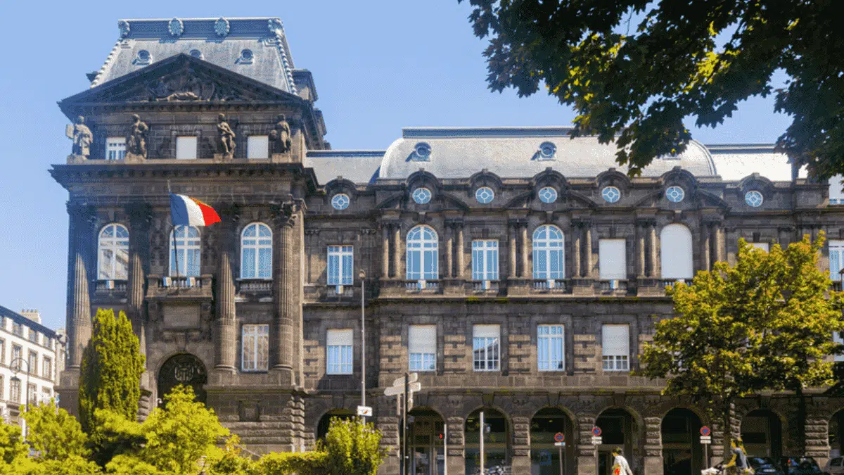 Titre de séjour en France : une préfecture condamnée pour son silence face à un Algérien