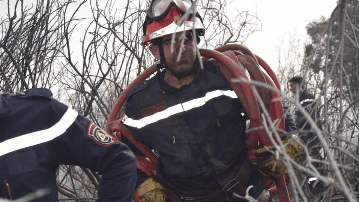 Incendies en Algérie : des pompiers au front, visages noircis par la fumée