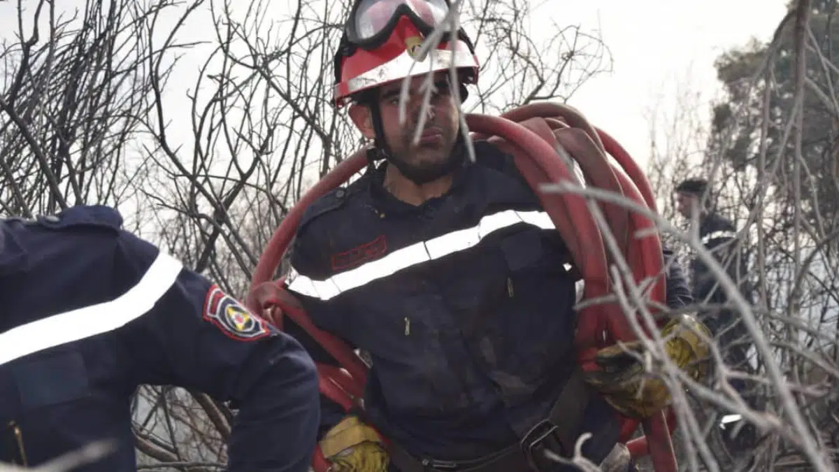 Incendies en Algérie : des pompiers au front, visages noircis par la fumée