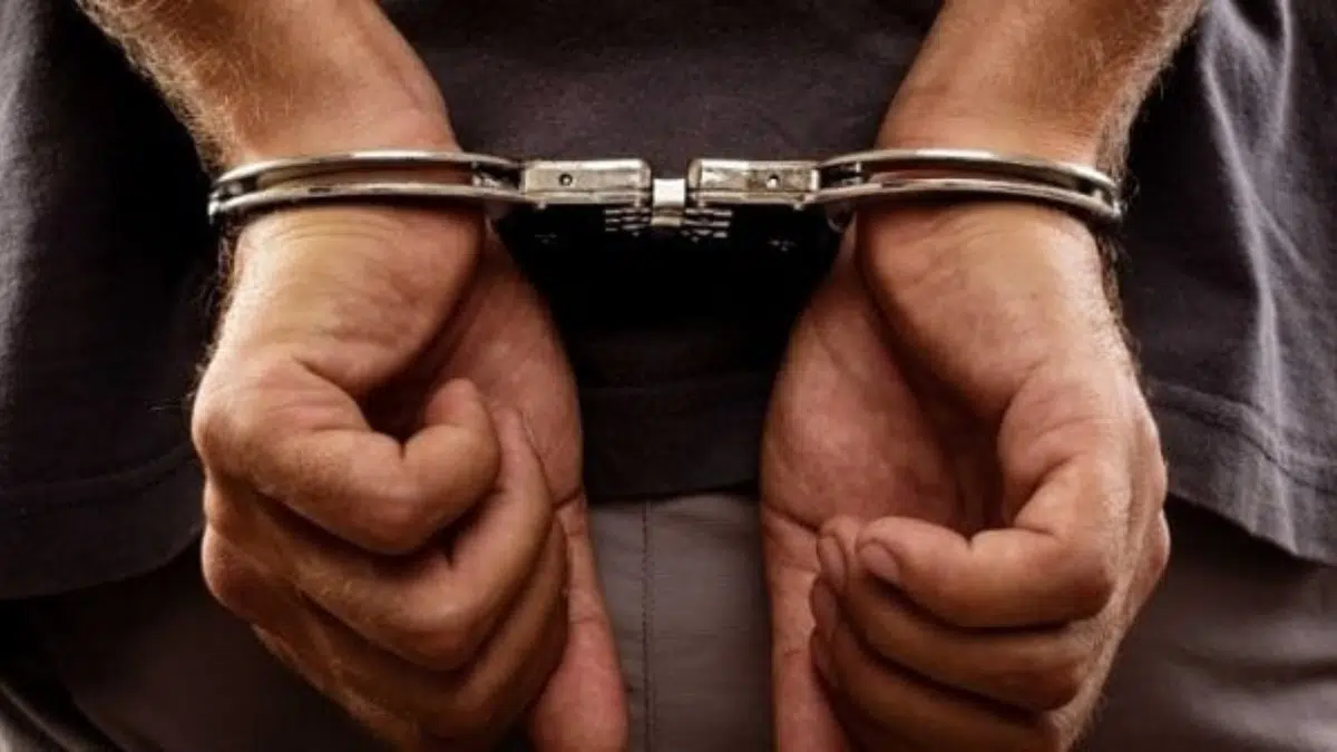 Ouargla : il exhibe ses parties intimes devant une femme, la police l’arrête