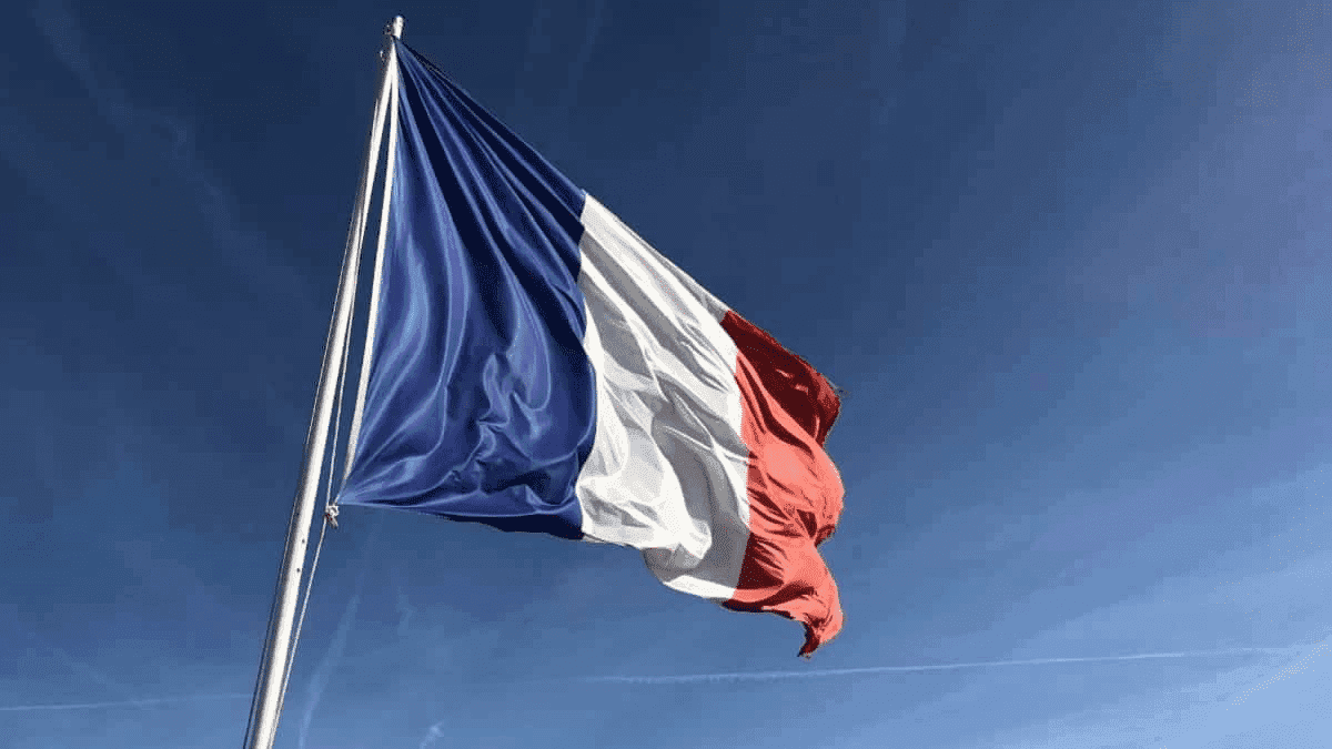 France : le RN cible les musulmanes voilées, la gauche s’insurge