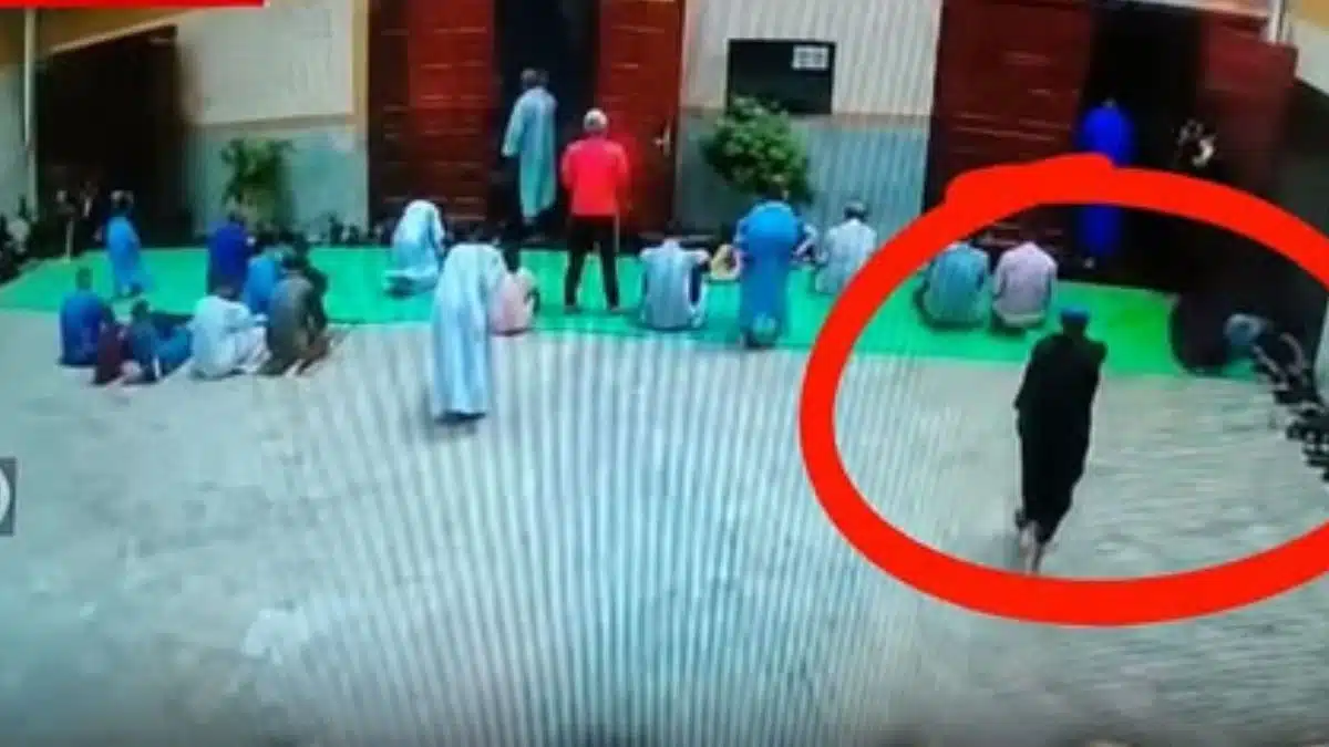 Alger : vidéo choc d’une tentative d’agression d’un imam dans une mosquée, 2 suspects arrêtés