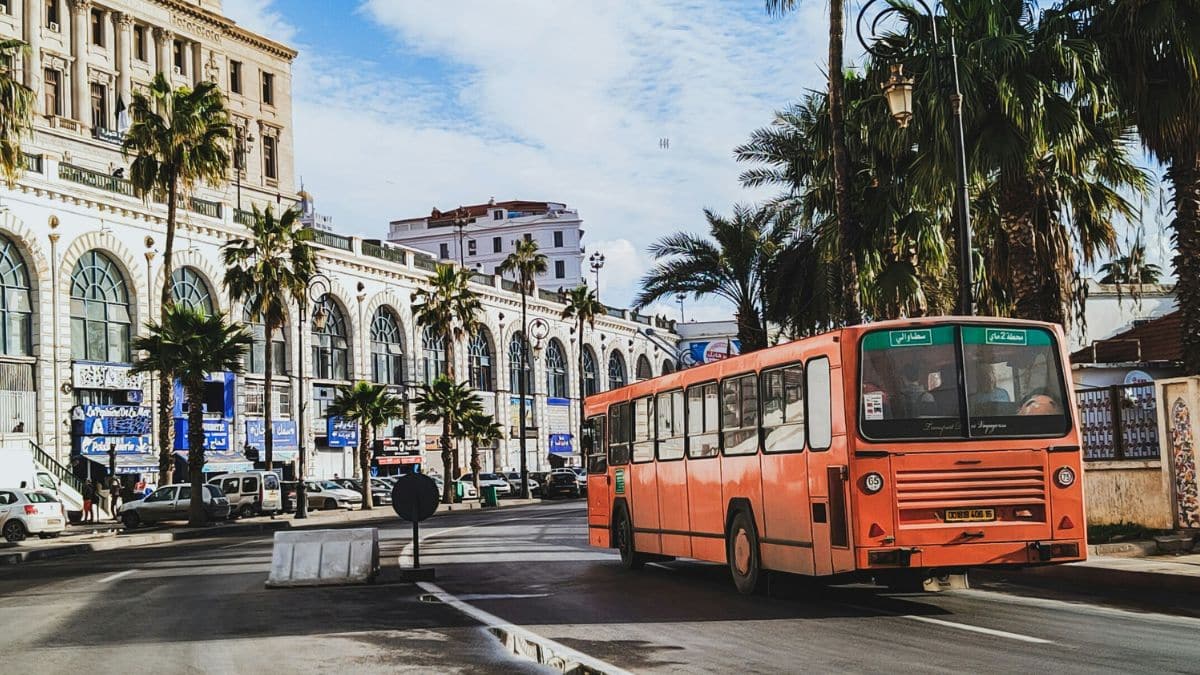 L’Algérie entame le retrait de la circulation des bus de 30 ans