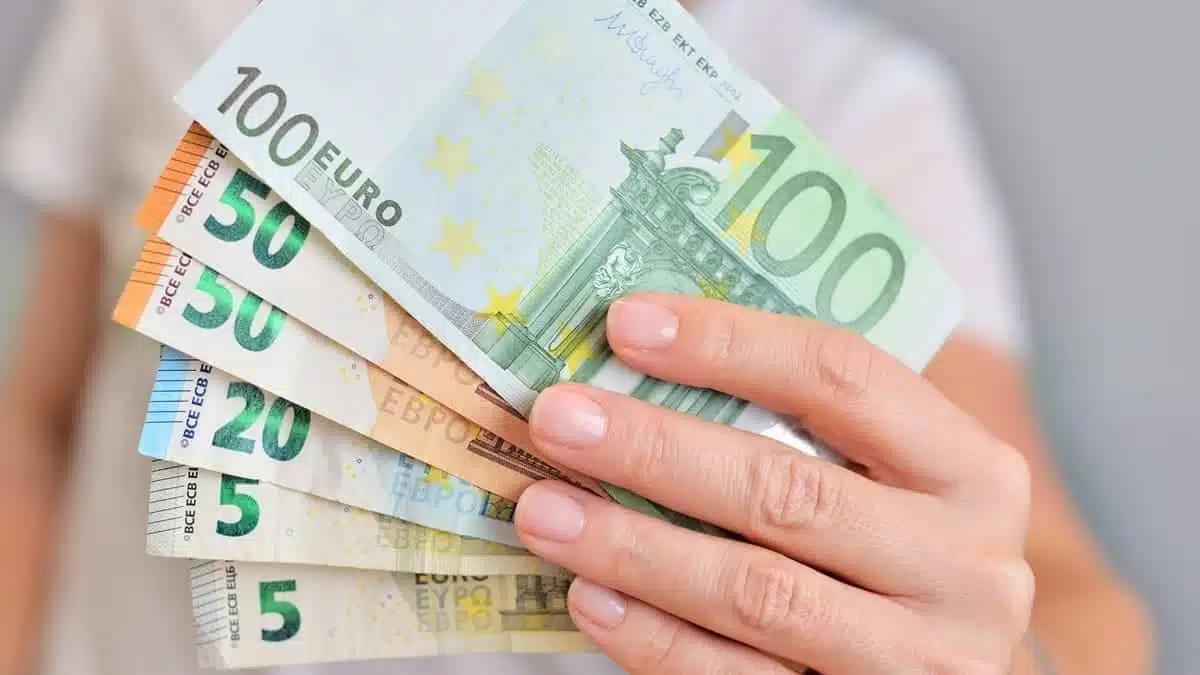 Dinar algérien : pourquoi l’euro et le dollar stagnent au Square Port-Saïd
