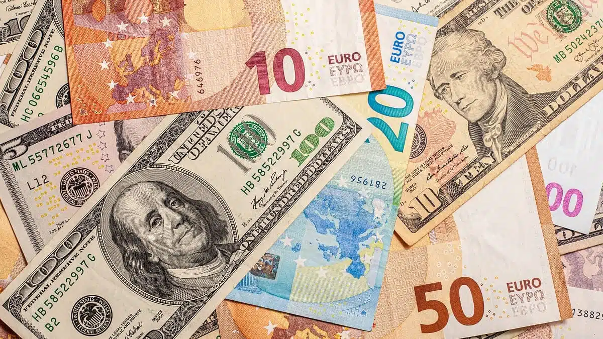 Dinar algérien : l’euro recule, le dollar en hausse