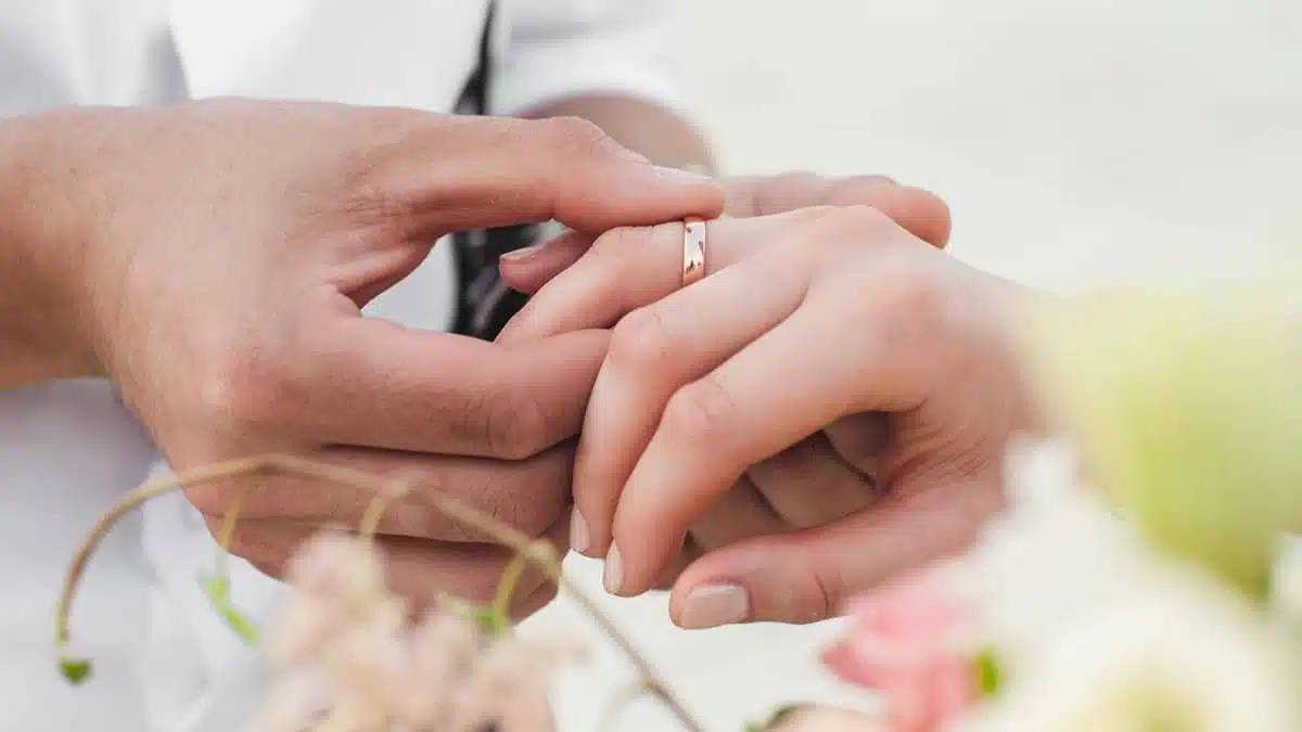Mariage des sans-papiers en France : Darmanin se positionne, Me Megherbi rappelle la loi