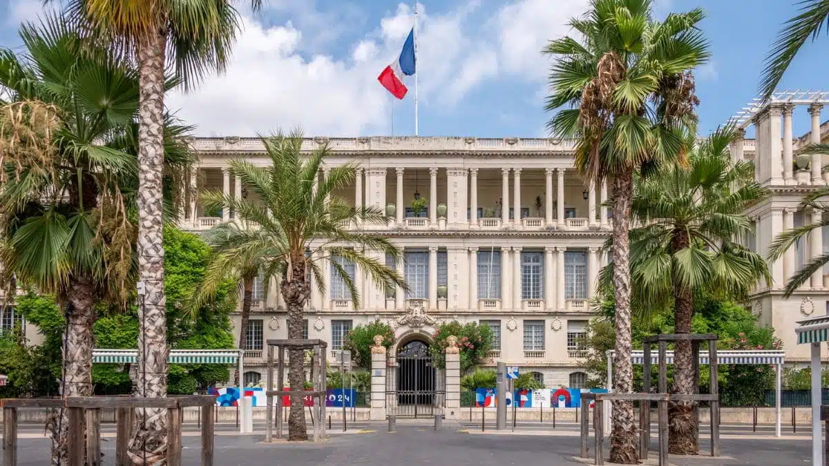 Titre de séjour salarié en France : les étrangers face à un nouvel obstacle