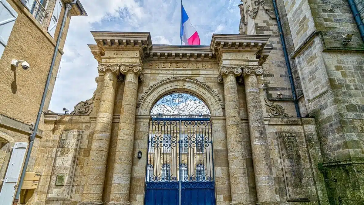Son titre de séjour français expiré, elle se retrouve bloquée en Algérie