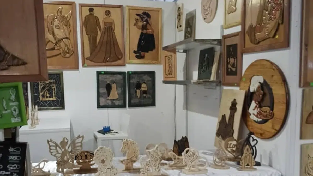 Malgré les incendies de Jijel, l’artisan algérien Nabil Gamache fait briller le bois précieux à Marseille