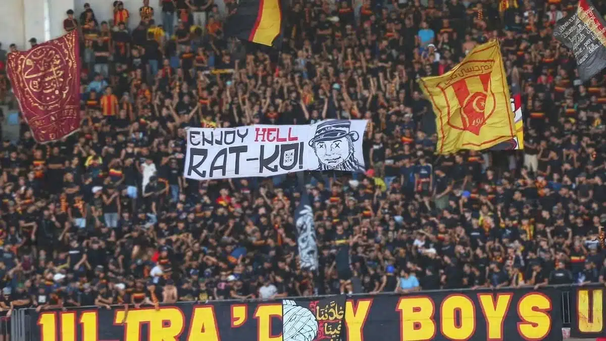 Algérie : le tifo viral des supporters du NAHD contre le criminel serbe Ratko Mladic