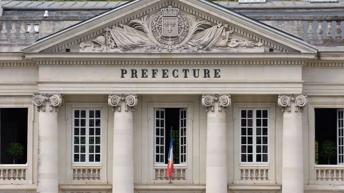 Titres de séjour en France : un député dénonce la fabrique des « sans-papiers »