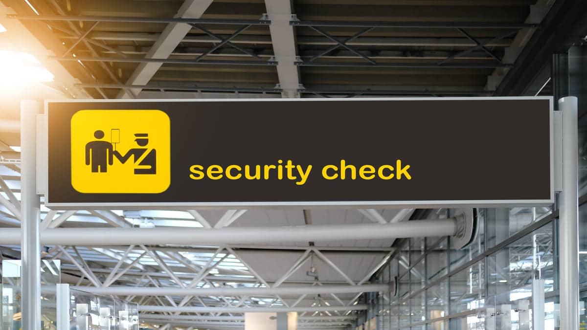 Aéroport d’Oran : arrêtée avec 7,7 kg d’or et 20 000 € cachés sous ses vêtements