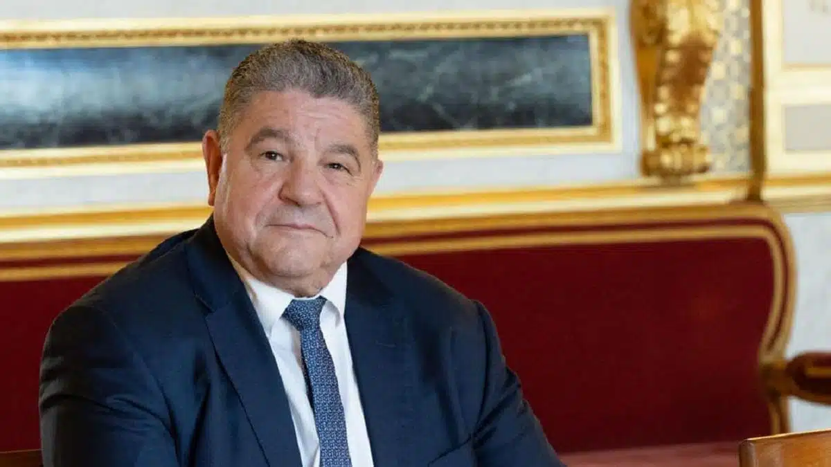 Français d&rsquo;origine immigrée traités de « parasites » : Akli Mellouli charge l&rsquo;extrême droite