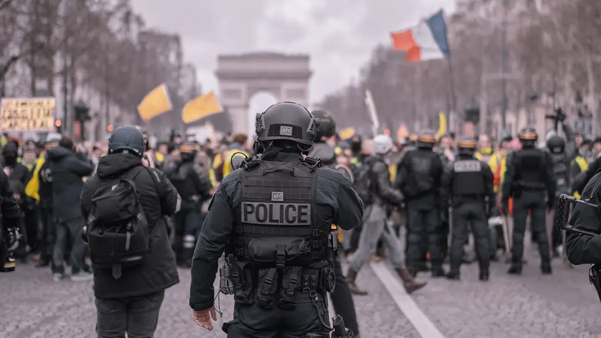 Attaque meurtrière en France : « Le terrorisme raciste a frappé » à Trappes